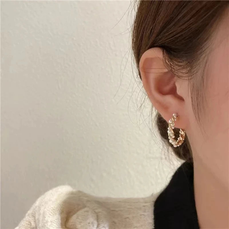 Lumina Pearl Twist – أقراط لؤلؤ ملكية مطلية بالذهب