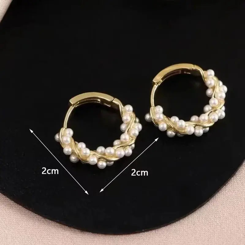 Lumina Pearl Twist – أقراط لؤلؤ ملكية مطلية بالذهب